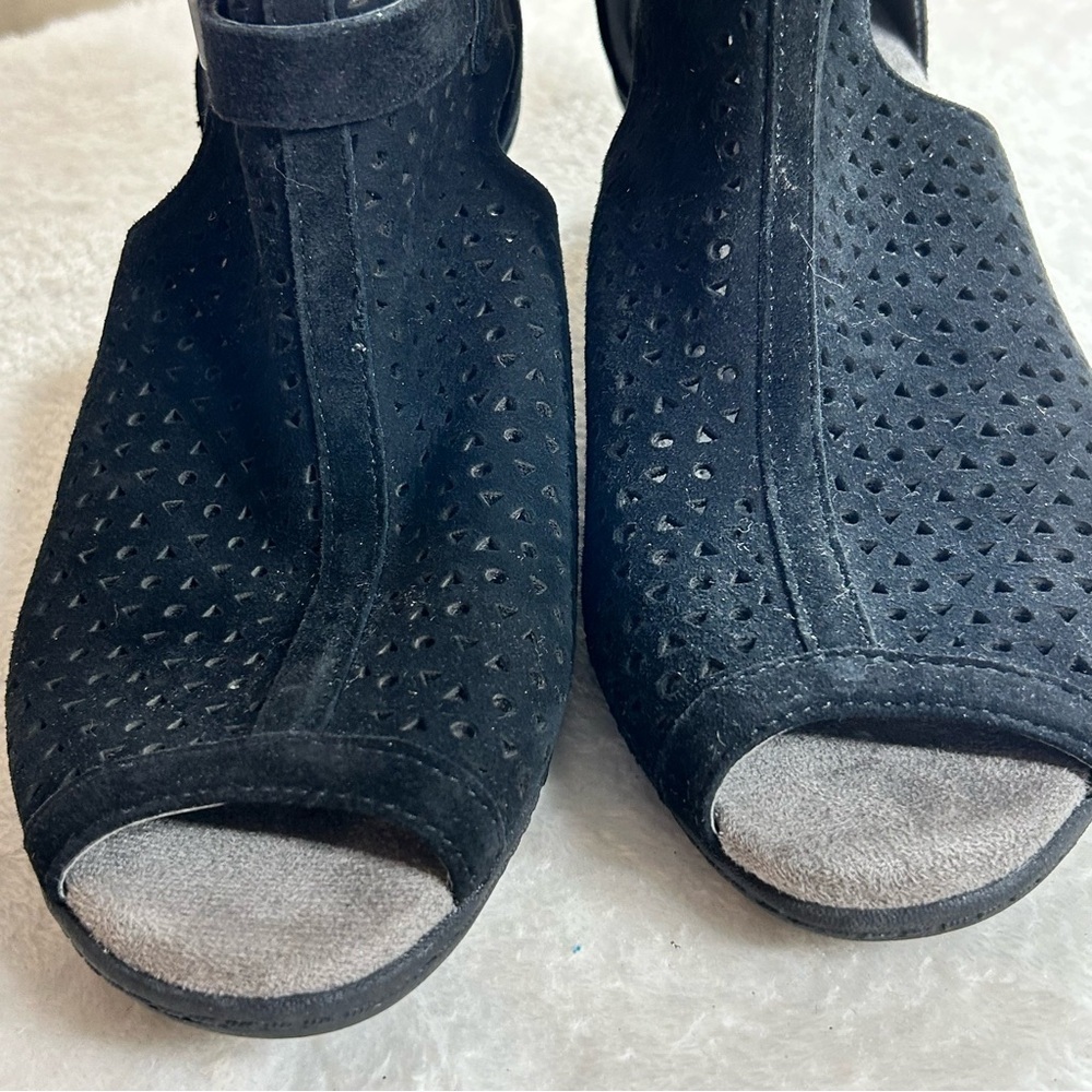 Earth Marietta S-Seren Black Suede Perforated Ankle Booties Peep Toe Zip Size 7 - Picture 7 of 11
